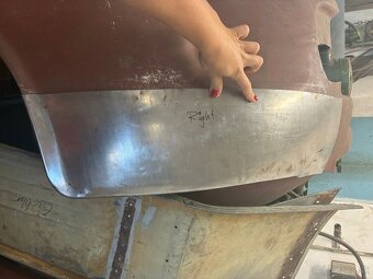 Spodní část mezi předním blatníkem a maskou Tatra 603 - 6