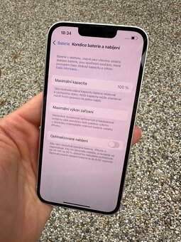 iPhone 14 - baterie 100% - 6