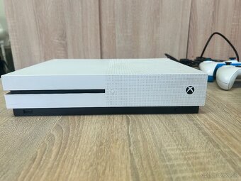 Xbox One S s dvoma ovládačmi a hrami - 6