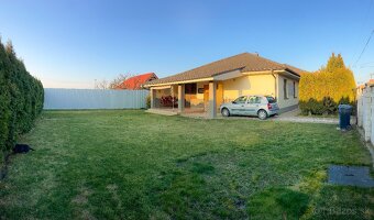 Moderný bungalov v tichej lokalite s krásnym pozemkom - 6