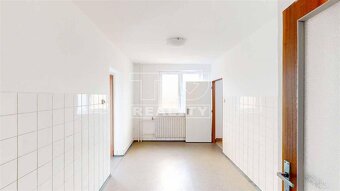 Na predaj dvojpodlažný rodinný dom - LEOPOLDOV, 710 m2 - 6