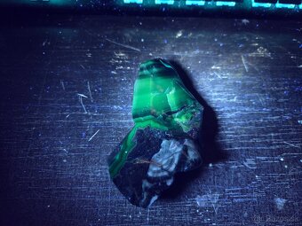 Vulkanický Achát - UV aktívny - 6