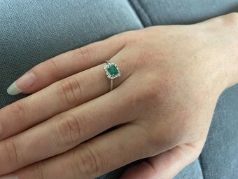 Smaragdový prsteň z 18k bieleho zlata s prírodnými diamantmi - 6
