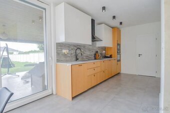 Novostav. rodinný dom s veľkým pozemkom,terasou a zariadením - 6