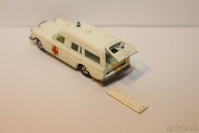 Matchbox SF Mercedes Benz Binz ambulance - 6