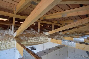 🏠 PROFESIONÁLNE STRIEKANIE PUR IZOLÁCIE – ÚSPORA ENERGIE A - 6