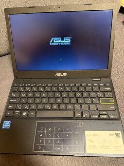 Predam notebook ASUS 210 M ,LCD: 11,,6 HD - 6