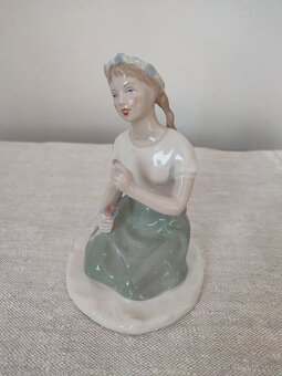 Royal dux dievča s lienkou porcelánová soška
- 6
