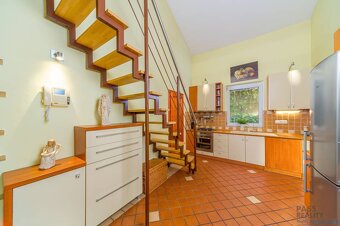 Rodinný dom s podkrovím, 2-garážou, parking, vírivka v srdci - 6