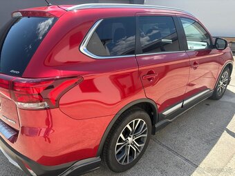 Mitsubishi Outlander SUV - 6