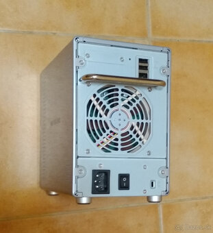 Predám NAS Netgear RND4425 Ready NAS NV 4 šachty - 6