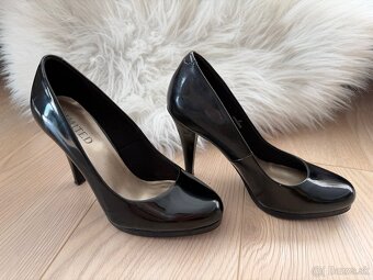 Čierne lesklé lodičky na vysokom opätku - 6