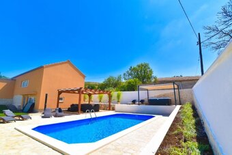 Chorvátsko-dom s veľkou záhradou, bazénom, saunou a vírivkou - 6