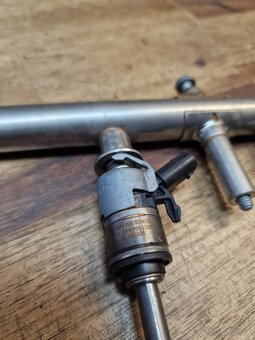 Vstřikovače s vedením paliva 2.0/1.8 TSi EA888 - 6