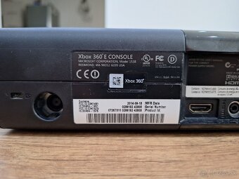 Samostatná herná konzola Xbox 360E 4GB - 6
