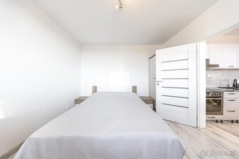 SENEC NA DLANI V TOMTO PREROBENOM 3 IZBOVOM BYTE NA J. JESEN - 6