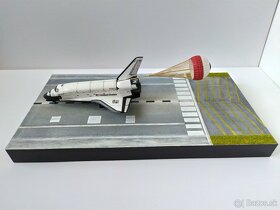 Predám model reketoplánu Discovery, 1/200 - 6