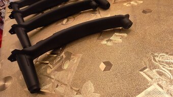 BMW X5 e70, BMW X6 e71 - madlo dverí čierne - 6