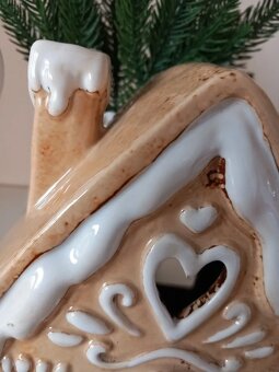 Keramická zasnežená béžová chalúpka 16x16x9,5 cm - 6