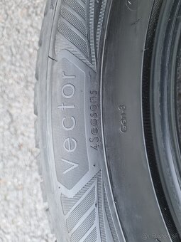 Celoročné pneu Goodyear 225/55 R17 – cca 7,5 mm dezén - 6