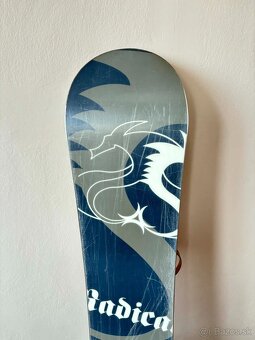 Snowboard a viazaním a topánkami - 6