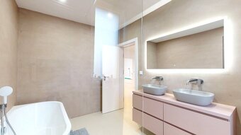 Novozariadený rodinný dom s veľkými spálňami i šatníkom pri  - 6