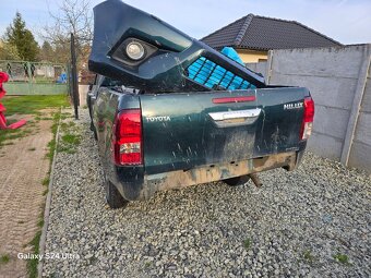 Predám havarovanú Toyotu Hilux 2.4D, 110kW - 6