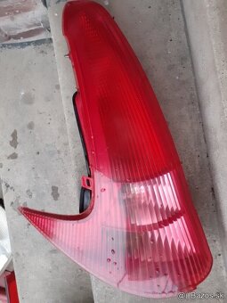 Predam zadne svetlo na peugeot 206 SW rok 2003 - 6