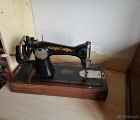 Historický prenosný šijací stroj - 6