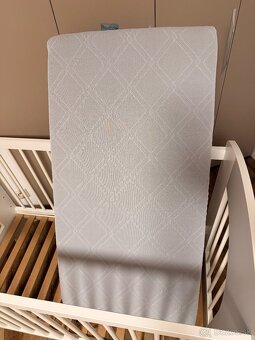 Predám detskú postieľku s matracom 120x60 - 6