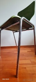 Drevená stolička s chrómovanou konštrukciou
- 6