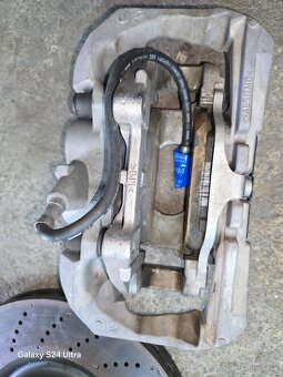 Velke brzdy 360 mm.. mercedes e500 - 6