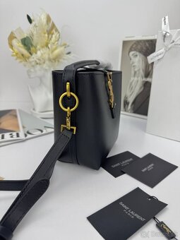 Čierna mini kabelka so zlatými detailmi - 6