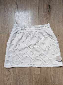 NOVE Guess 3D logovany kremovy crop top a smotanova sukna - 6