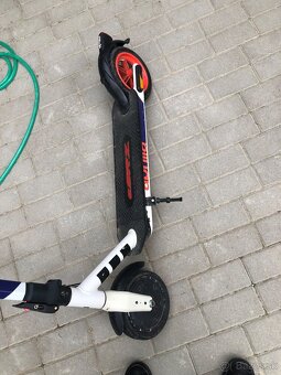 Elektrická kolobežka APRILIA eSRZ - 6