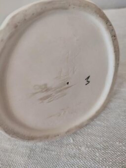 Royal dux dievča s lienkou porcelánová soška - 6