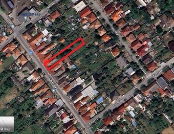 RD v HLOHOVCI - tichá lokalita, rovinatý, oplotený pozemok - 6