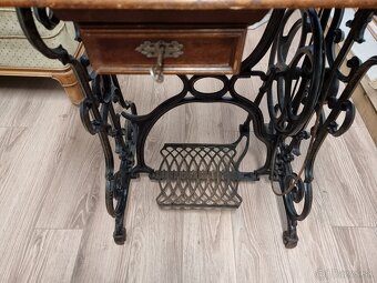 Stary sijaci stroj, singerka - 6