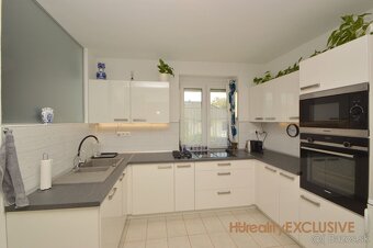 EXKLUZÍVNE - Predaj priestranného RD v starej časti Rajky - 6