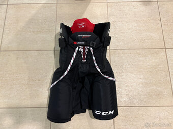 Predám hokejovú výstroj CCM ramená, lakte, nohavice, holene - 6