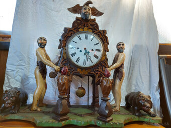 Predám funkčné starožitné hodiny polychrovaná drevorezba hod - 6