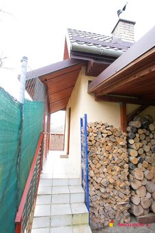 Na predaj záhradná chatka v retro štýle s upravenou záhradou - 6