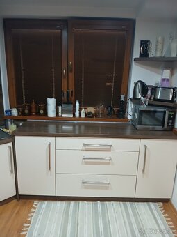 Používaná kuchyňa so spotrebičmi a jedálenským stolom - 6