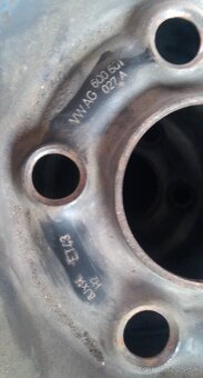 2 ks zimných pneu Barum 175/80 R14 na origo VW diskoch - 6