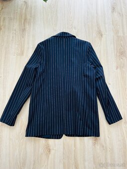 KRÁSNY SUKŇOVÝ KOSTÝM značky RESERVED - 6