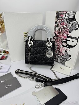 Elegantná čierna mini kabelka so striebornými detailmi - 6