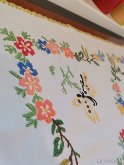 Vyšívaný obrus - 6