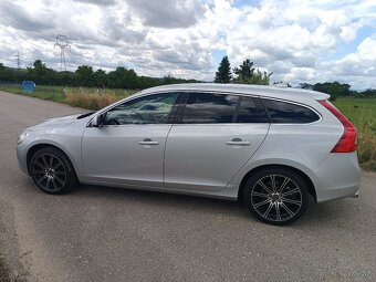 VOLVO V60 Momentum - 6
