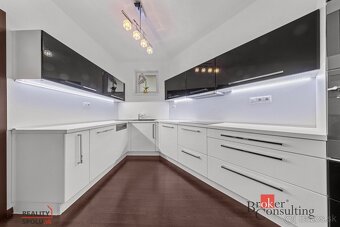 REZERVOVANÉ Veľkorysý, moderný byt - super lokalita - 6