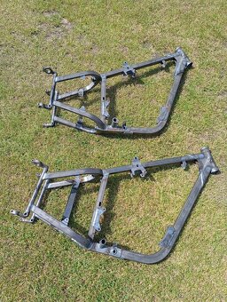 Rám Pérák FJ, Zbrojovka a Komunista - 6